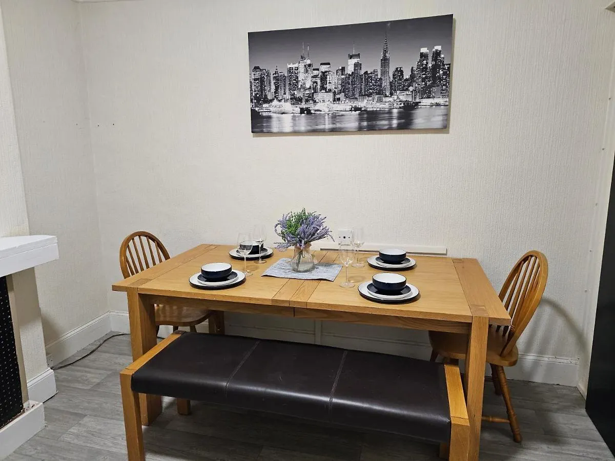 Skyline Queen'S Suites 203 Swansea